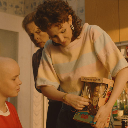 Kohtaus elokuvasta: nainen painaa Gorbatshov-nuken ääninappia ja poika kuuntelee.