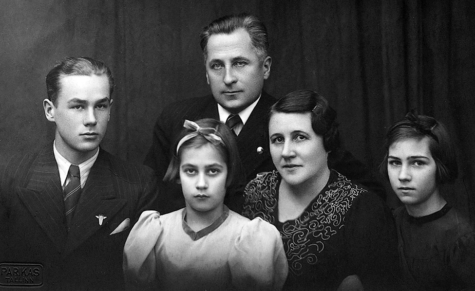 Valokuva Georg Otsin perheestä vuodelta 1938, mustavalkoinen kuva, jossa kolme naista ja kaksi miestä.