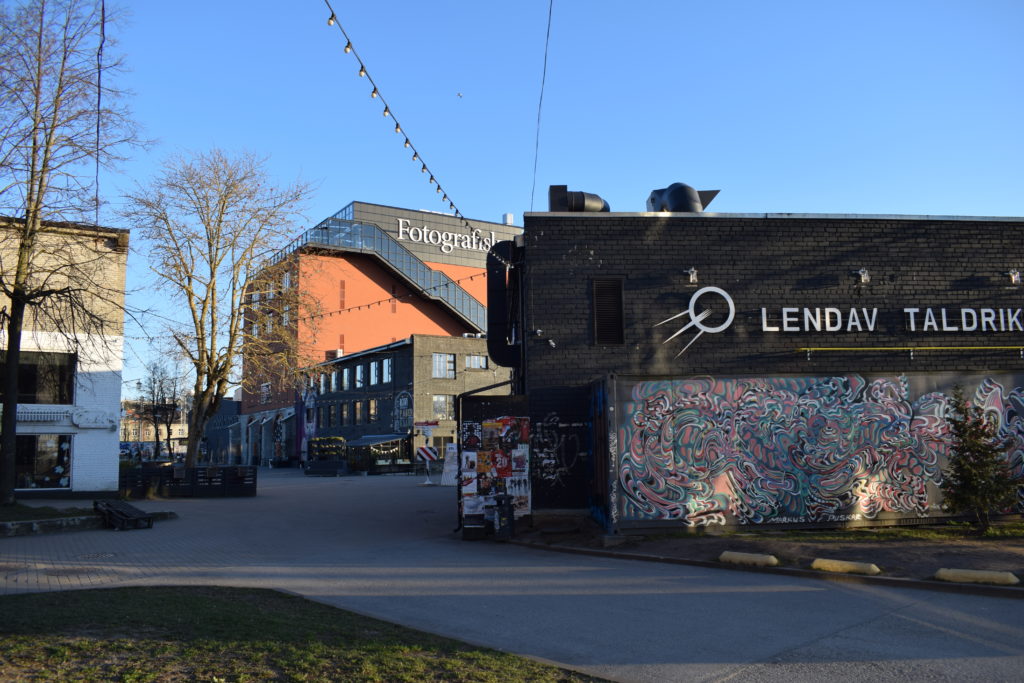 Oikealla kuvassa Lendva Taldrik -ravintolan rakennus, taustalla siintää ruskea rakennus Fotografiska. 