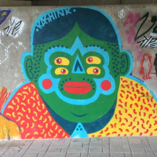 Graffititaidetta Tartossa. Iso värikäs monisilmäinen olento.