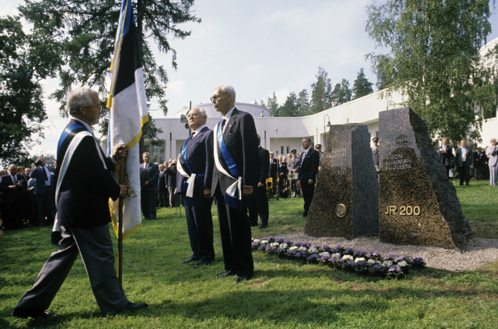 Suomen-poikien muistomerkin paljastustilaisuus Luumäellä 18.8.1991.