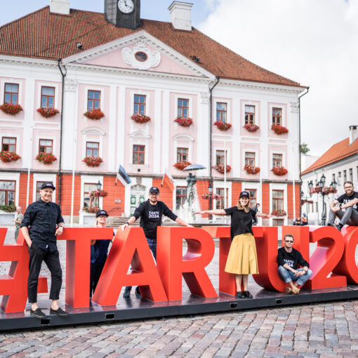 Tartto on vuonna 2024 Euroopan kulttuuripääkaupunki. Kuvassa sen aihetunniste ja ihmisiä Tarton Raatihuoneen torilla.