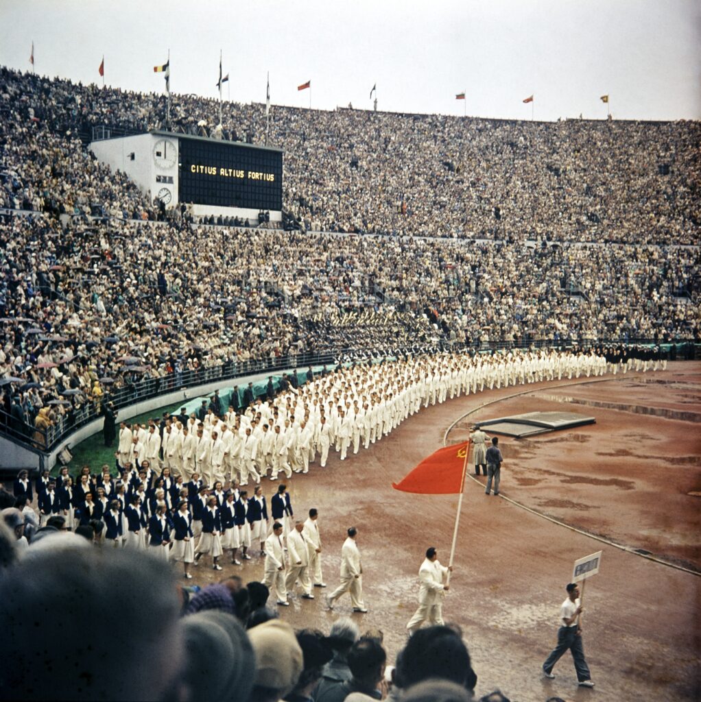 Kuvassa on Neuvostoliiton joukkue marssimassa Helsingin olympiastadionille vuoden 1952 olympialaisten avajaisissa.