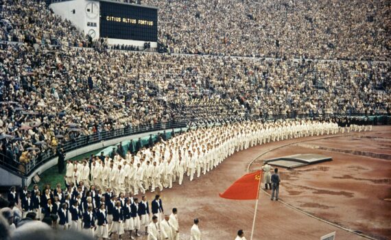 Kuvassa on Neuvostoliiton joukkue marssimassa Helsingin olympiastadionille vuoden 1952 olympialaisten avajaisissa.