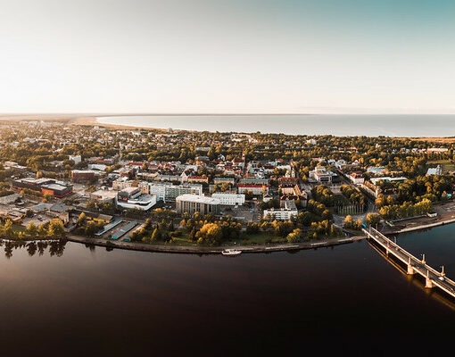 Kuvassa on Pärnun kaupunki kuvattuna ilmasta.