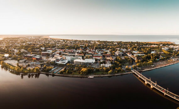 Kuvassa on Pärnun kaupunki kuvattuna ilmasta.