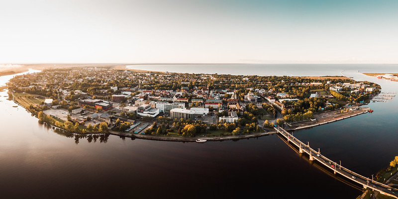 Kuvassa on Pärnun kaupunki kuvattuna ilmasta.
