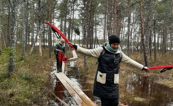 Kuvassa on Pille Maffucci, joka opettaa viroa Narvan Eesti Keele Majassa.