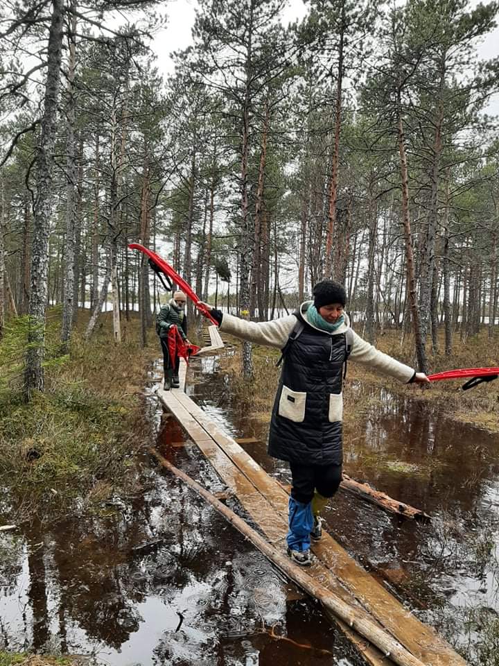 Kuvassa on Pille Maffucci, joka opettaa viroa Narvan Eesti Keele Majassa.