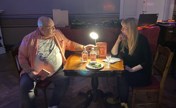 Kirjailijat Paavo Matsin ja Heidi Iivari Tarton kirjailijaliiton talossa