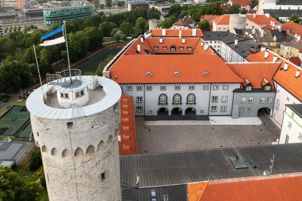 Kuvassa on Viron parlamentin riigikogun rakennus Toompean linnassa Tallinnassa.