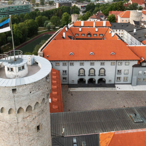 Kuvassa on Viron parlamentin riigikogun rakennus Toompean linnassa Tallinnassa.