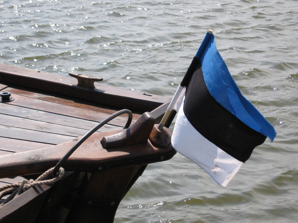 Kuvassa Viron lippu liehuu veneen kokassa.