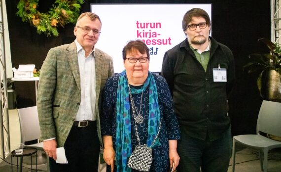 Kuvassa Turun kirjamessuilla Tommi Parkko (oik.), suomentaja Anja Salokannel ja kirjan esipuheen kirjoittanut Märt Väljataga