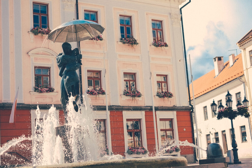Kuvassa on Suutelevat opiskelijat -patsas Tartossa Virossa.