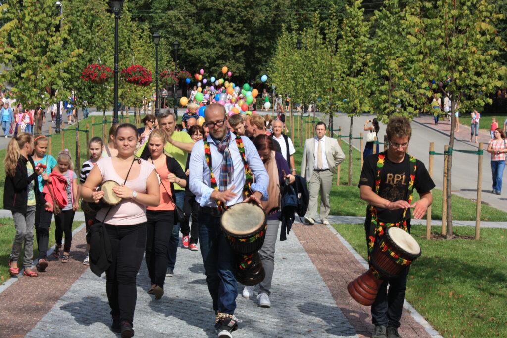 Kuvassa on kulkue Võrun kaupungin syntymäpäiväjuhlassa 24.8.2014.