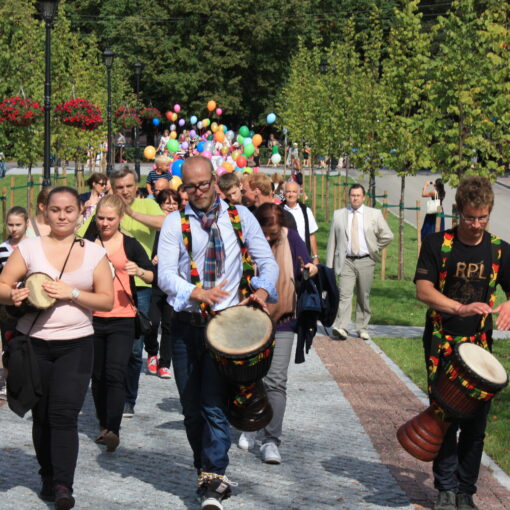Kuvassa on kulkue Võrun kaupungin syntymäpäiväjuhlassa 24.8.2014.