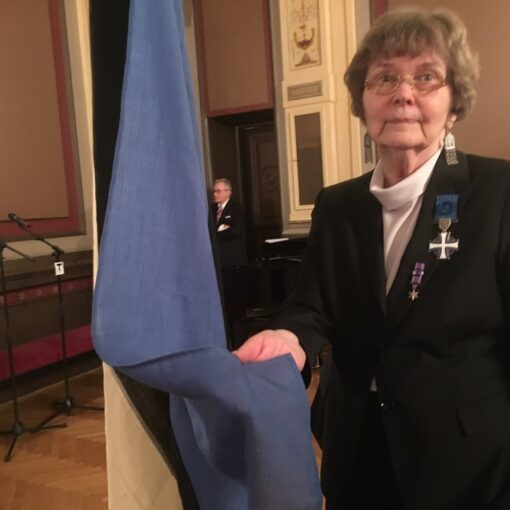 Liisa Löyttyniemi ja Viron vanha lippu Tampereen Raatihuoneella
