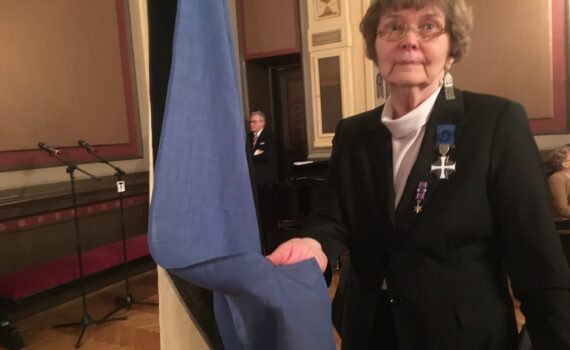 Liisa Löyttyniemi ja Viron vanha lippu Tampereen Raatihuoneella