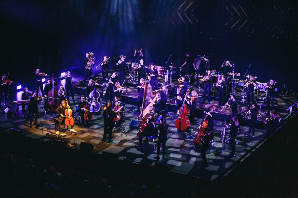 Kuvassa sellisti Eicca Toppinen, kapellimestari Kristjan Järvi ja Nordic Pulse Orchestra