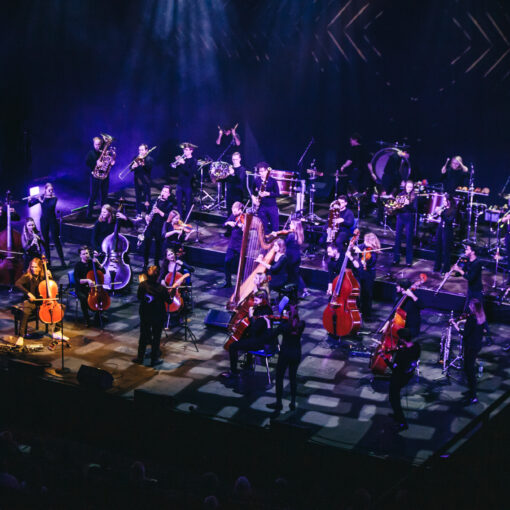 Kuvassa sellisti Eicca Toppinen, kapellimestari Kristjan Järvi ja Nordic Pulse Orchestra