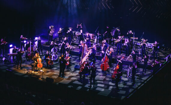 Kuvassa sellisti Eicca Toppinen, kapellimestari Kristjan Järvi ja Nordic Pulse Orchestra