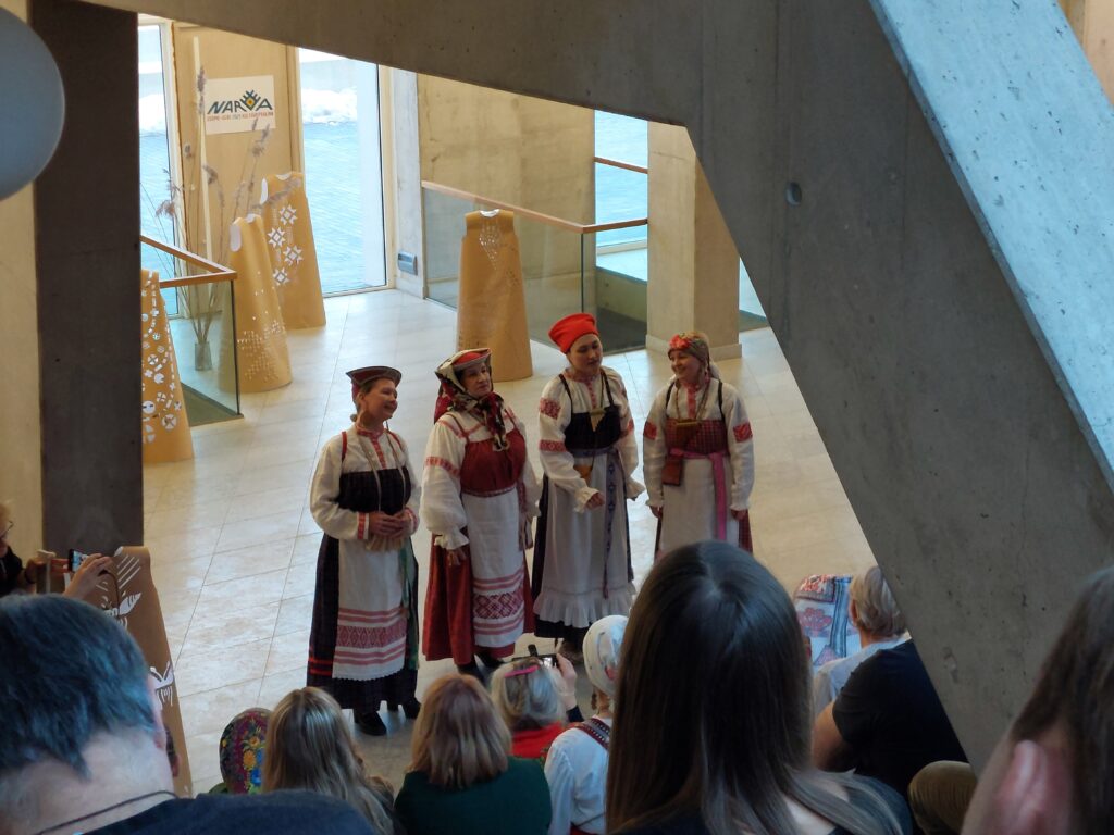 Kuvassa kansallispukuisia laulajia kulttuuripääkaupunkivuoden avajaiskonsertissa Tarton yliopiston Narvan oppilaitoksen aulassa.