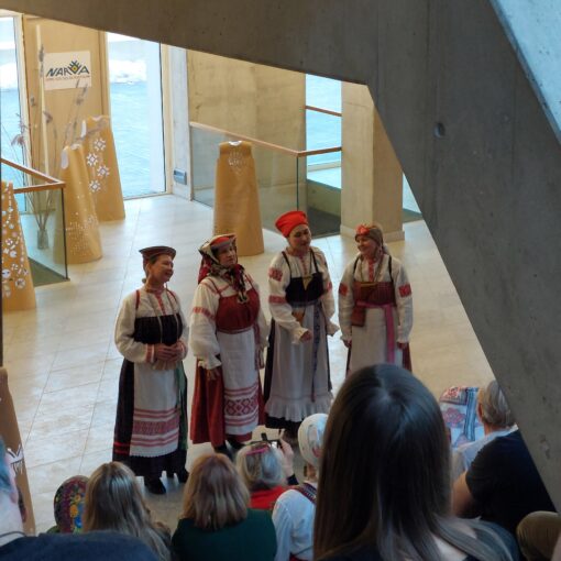 Kuvassa kansallispukuisia laulajia kulttuuripääkaupunkivuoden avajaiskonsertissa Tarton yliopiston Narvan oppilaitoksen aulassa.