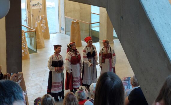 Kuvassa kansallispukuisia laulajia kulttuuripääkaupunkivuoden avajaiskonsertissa Tarton yliopiston Narvan oppilaitoksen aulassa.