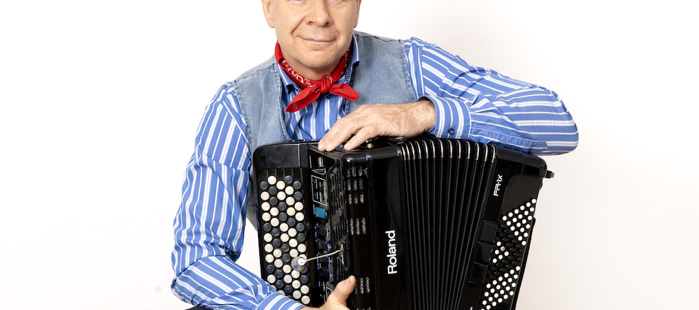 Virolainen laulaja ja näyttelijä Marko Matvere haitarin kanssa