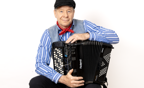 Virolainen laulaja ja näyttelijä Marko Matvere haitarin kanssa